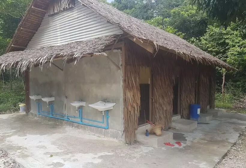 Driftwood Hostel And Bungalows