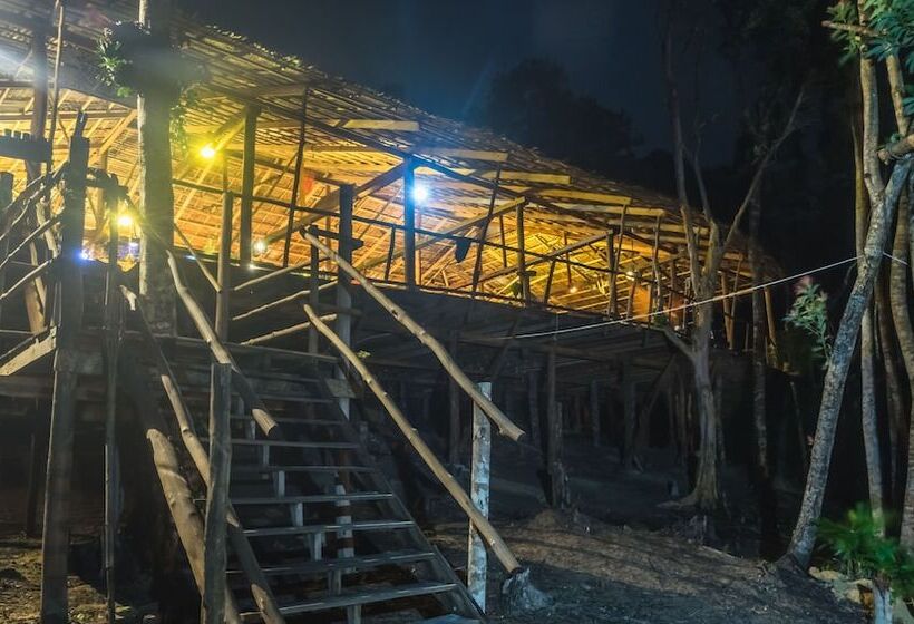 Driftwood Hostel And Bungalows