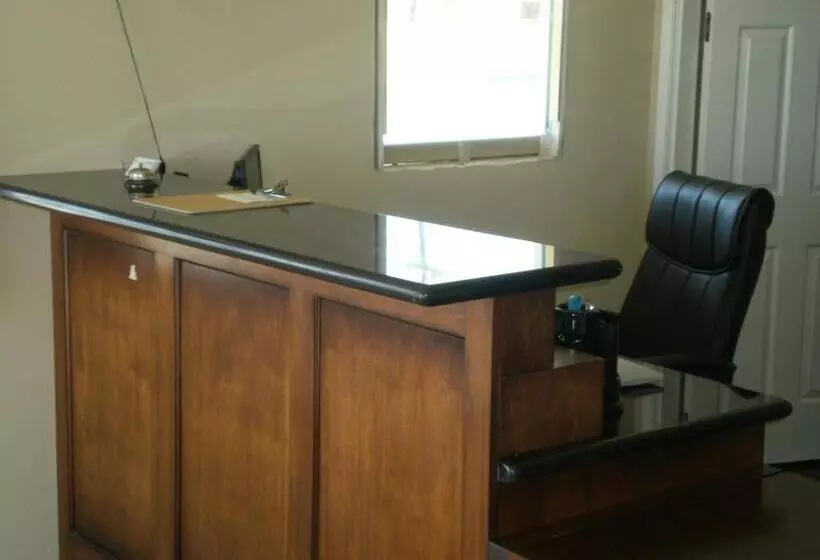 Hotelli Executive Inn Mojave