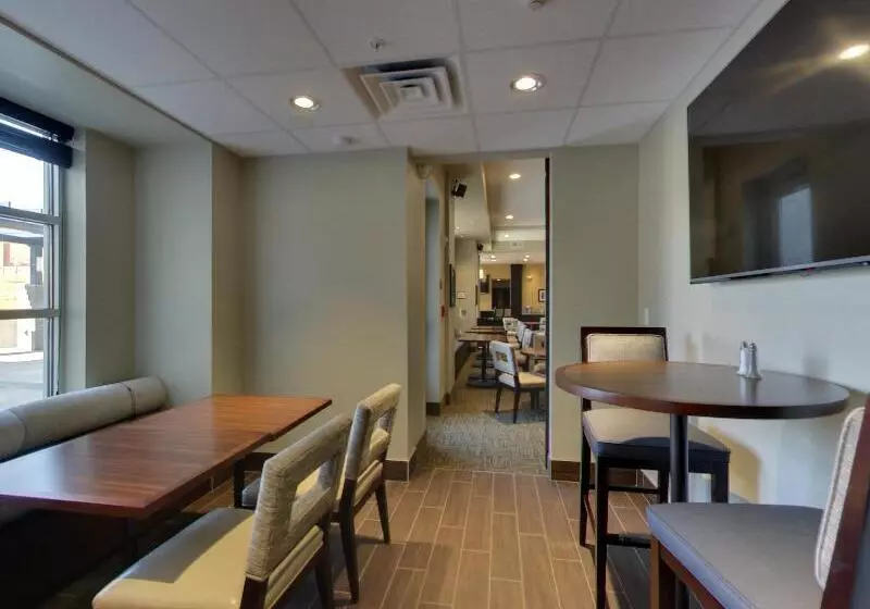 ホテル Staybridge Suites Madison   Fitchburg By Ihg