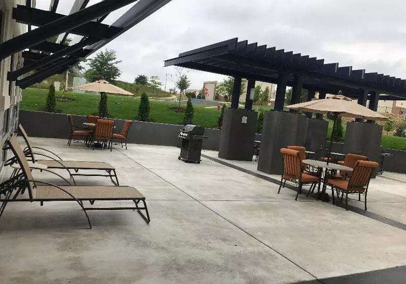 ホテル Staybridge Suites Madison   Fitchburg By Ihg