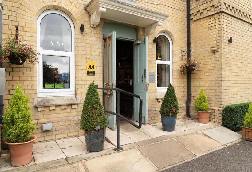 Отель The Finch Hatton Arms