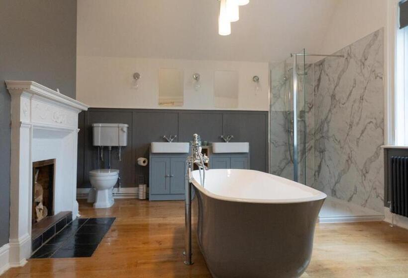 Отель The Finch Hatton Arms