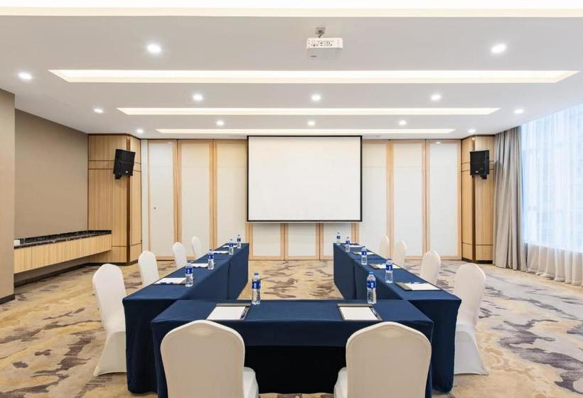 Отель Holiday Inn Express Dalian Development Zone, An Ihg