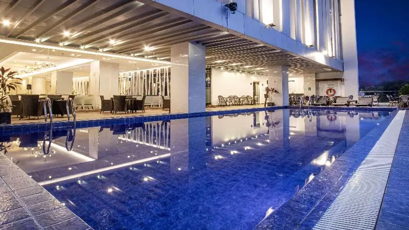 ホテル Golden Tulip Essential Makassar