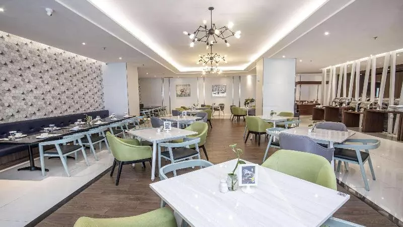 ホテル Golden Tulip Essential Makassar