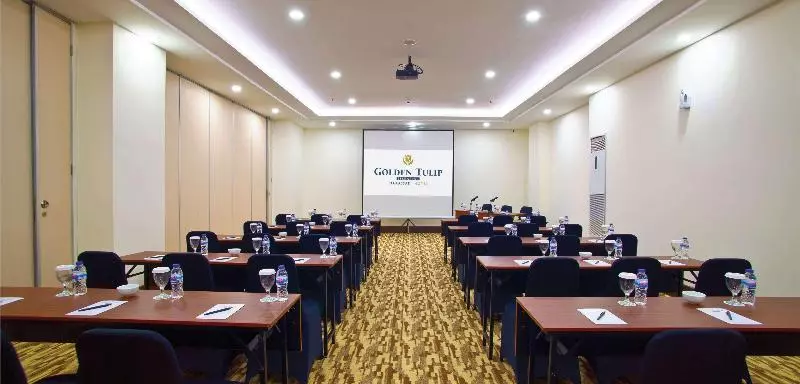 ホテル Golden Tulip Essential Makassar