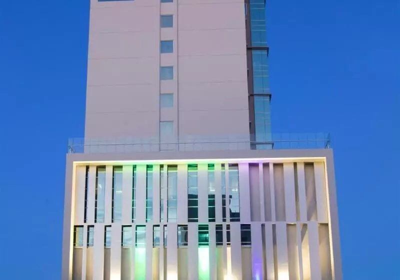 ホテル Golden Tulip Essential Makassar