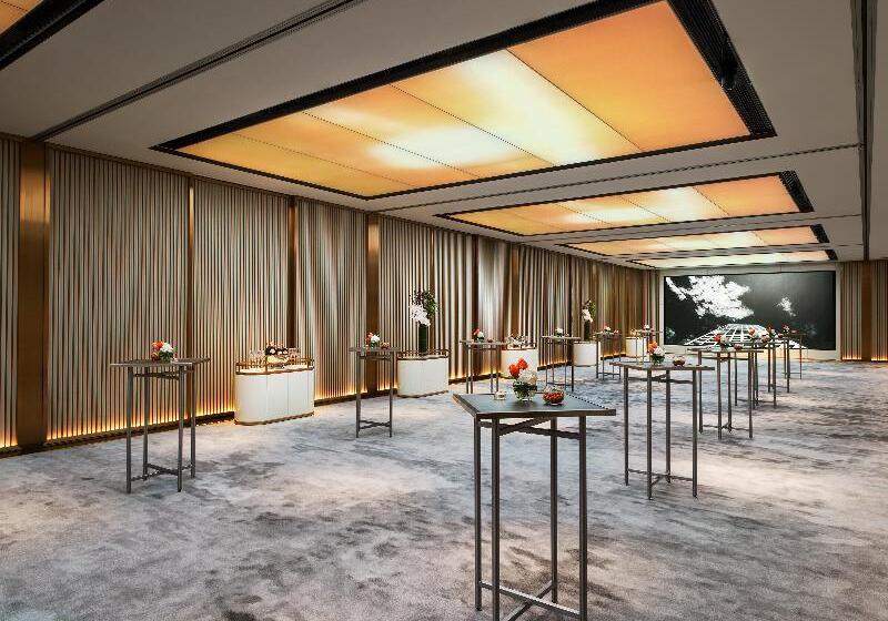 هتل The Murray, Hong Kong, A Niccolo