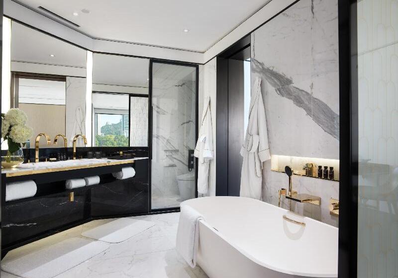 هتل The Murray, Hong Kong, A Niccolo