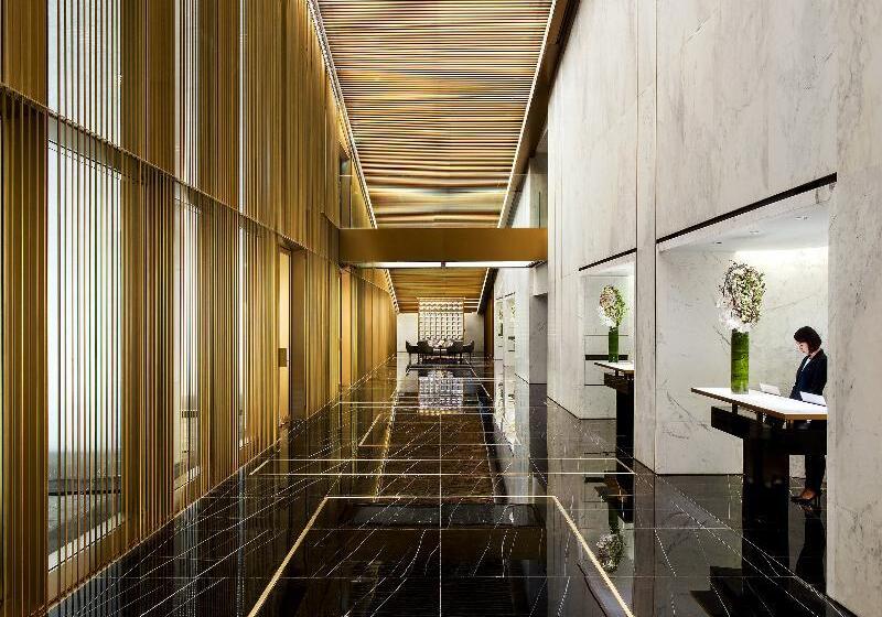 هتل The Murray, Hong Kong, A Niccolo