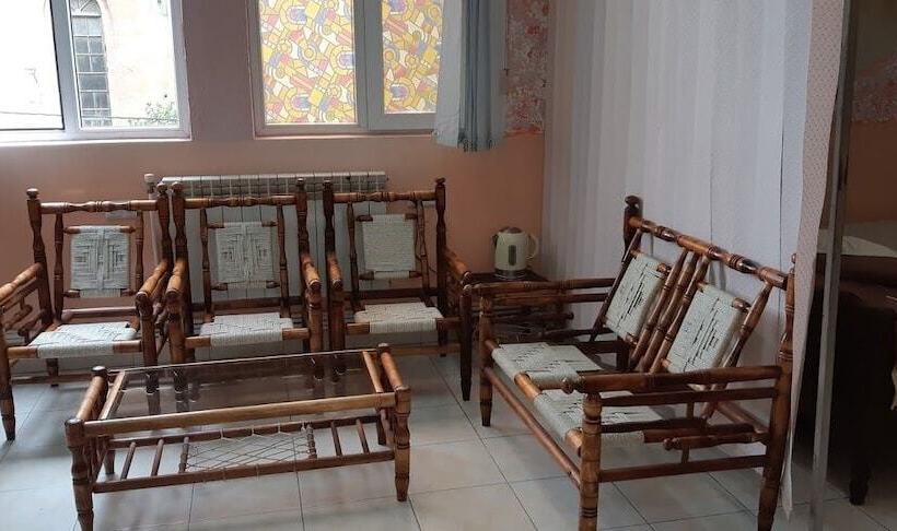 هتل Full House Hostel