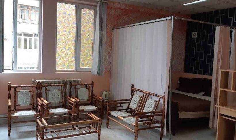 هتل Full House Hostel