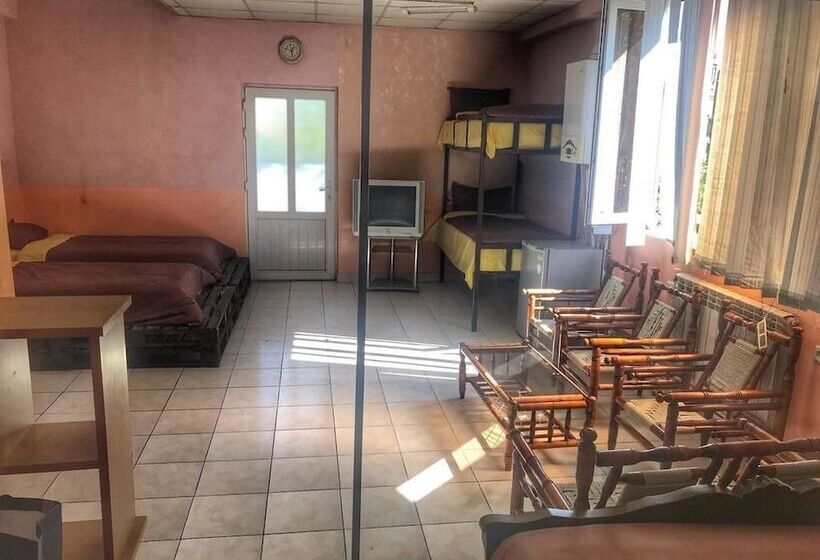 هتل Full House Hostel