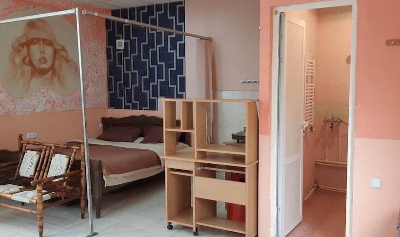 هتل Full House Hostel