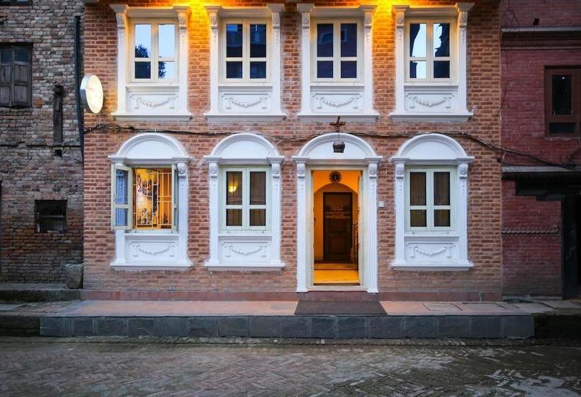 هتل De  Courtyard