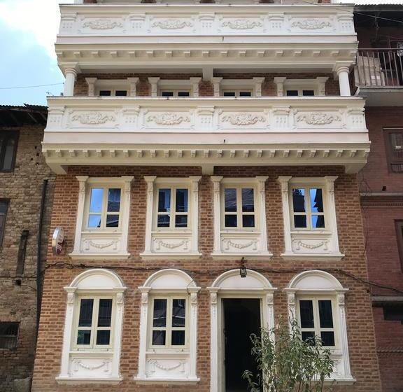 هتل De  Courtyard