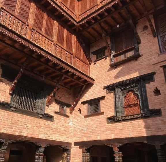 هتل De  Courtyard