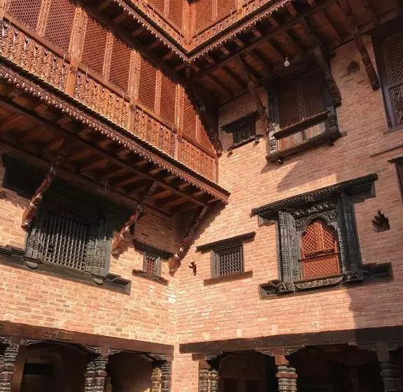 هتل De  Courtyard