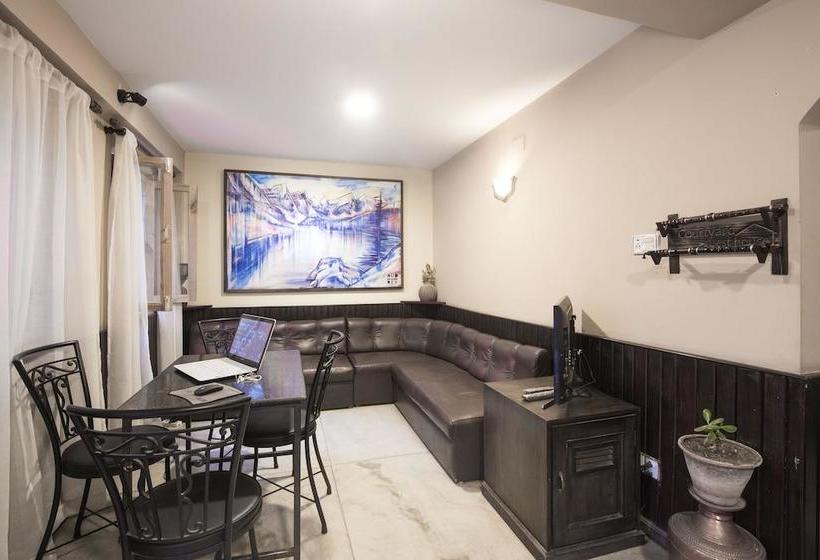 هتل De  Courtyard