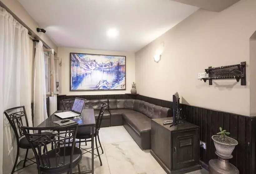 هتل De  Courtyard