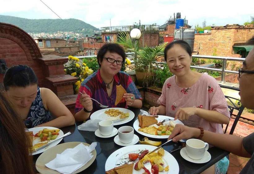 هتل De  Courtyard