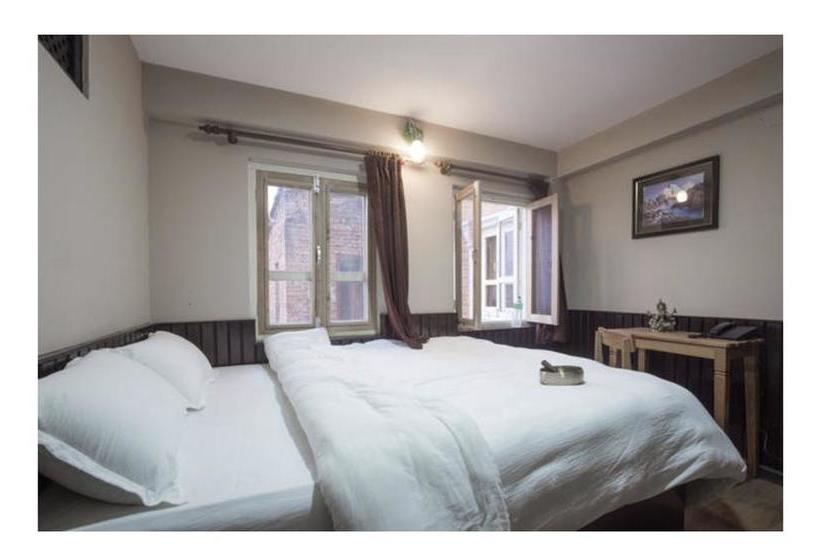 هتل De  Courtyard