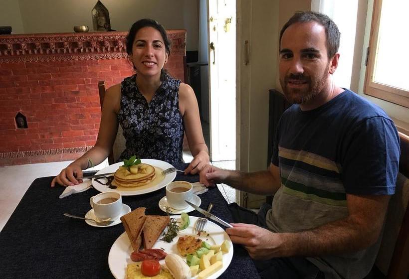 هتل De  Courtyard