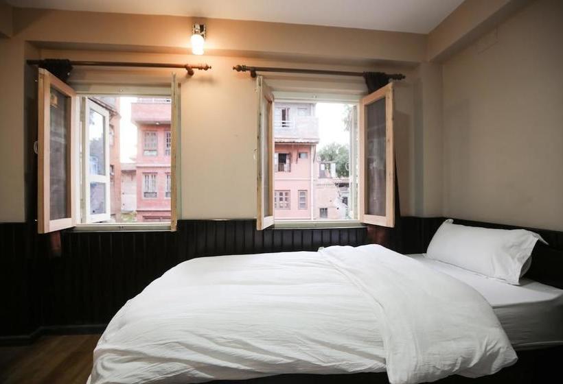 هتل De  Courtyard