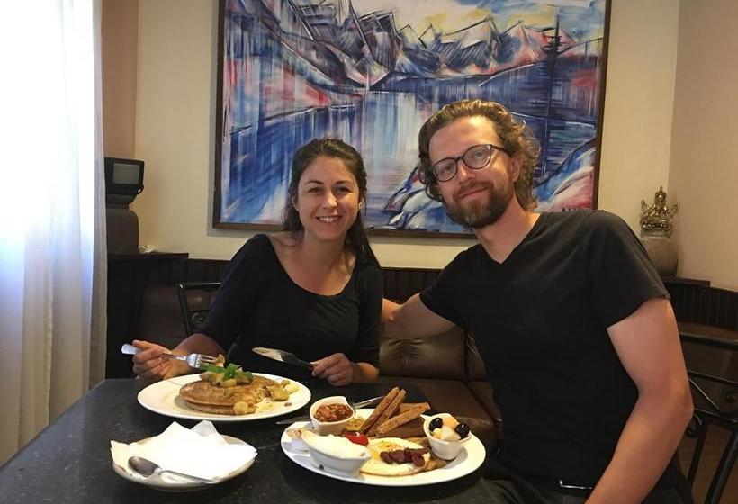 هتل De  Courtyard