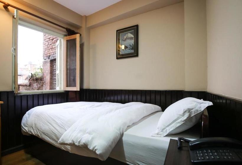 هتل De  Courtyard