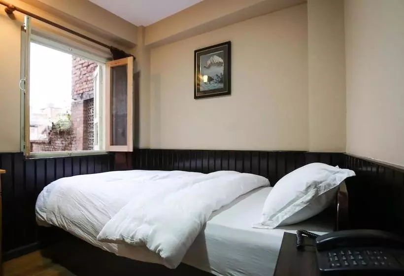 هتل De  Courtyard