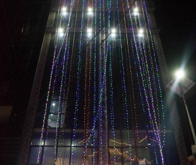 هتل Everest Holiday Inn