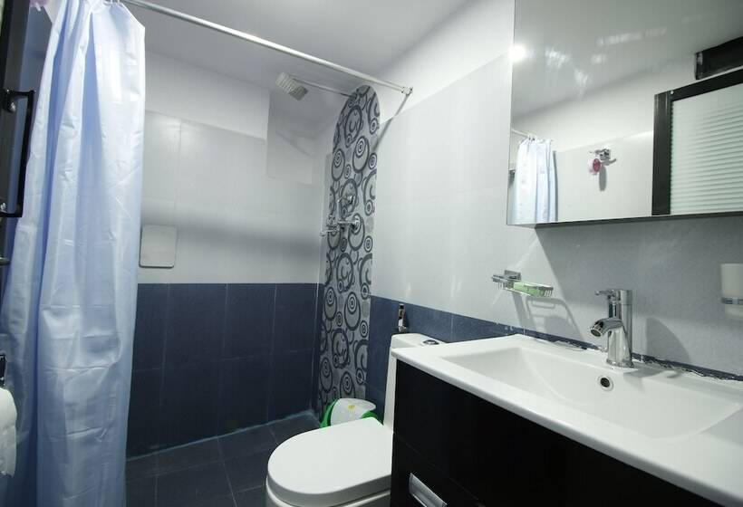 هتل Everest Holiday Inn