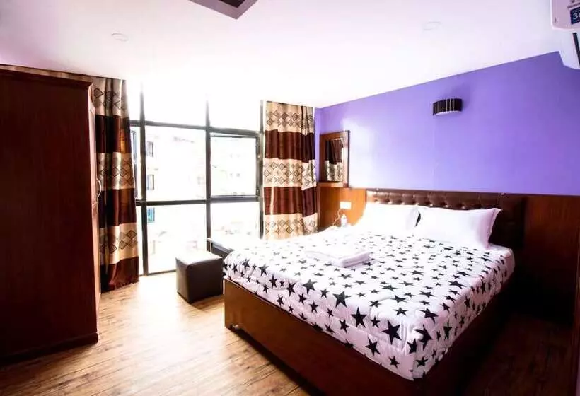 هتل Everest Holiday Inn