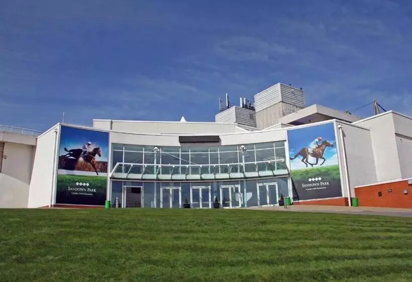 ホテル Sandown Park Lodge