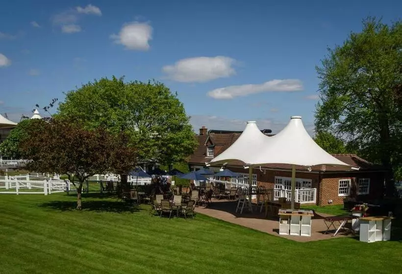 ホテル Sandown Park Lodge