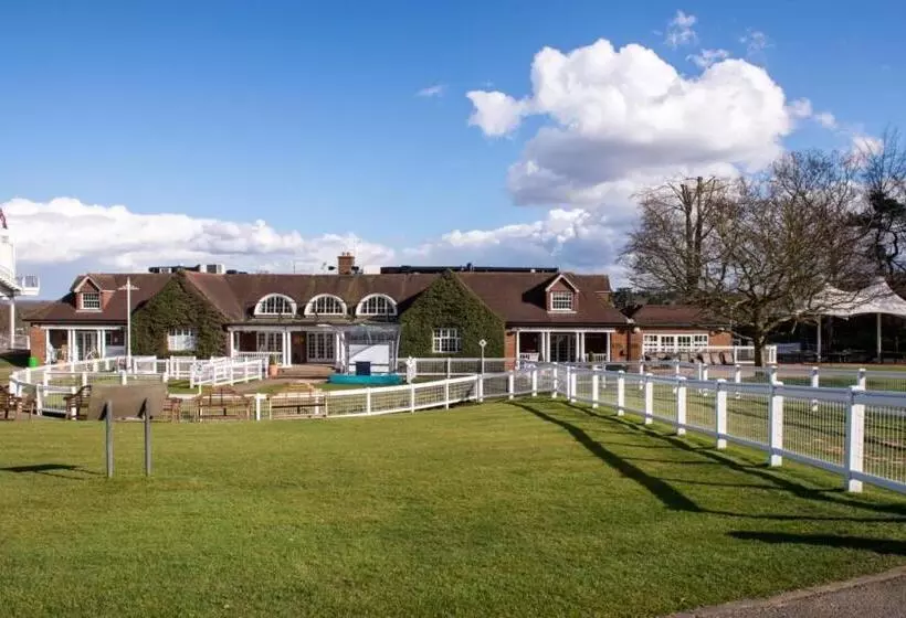ホテル Sandown Park Lodge