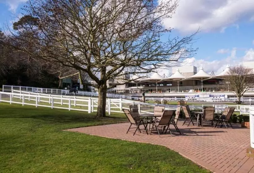 ホテル Sandown Park Lodge