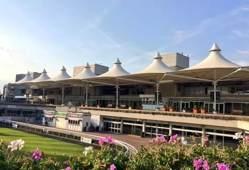 ホテル Sandown Park Lodge