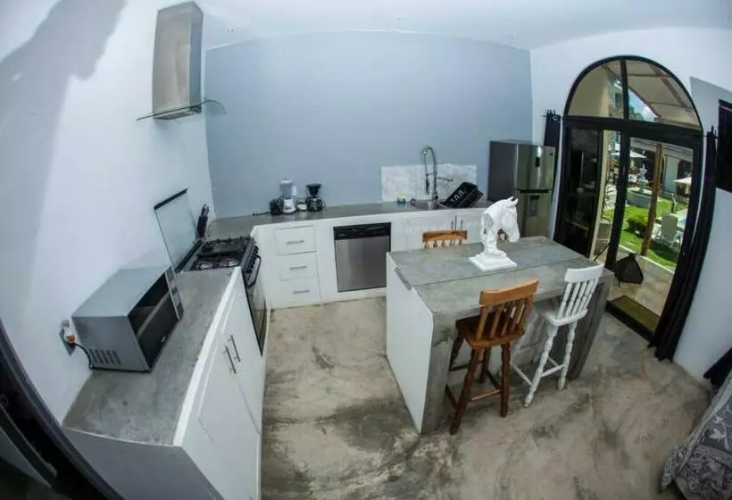 ホテル Show Pony Beach Resort And Suites