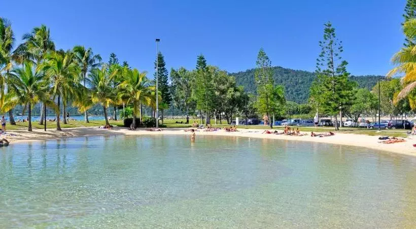 モーテル Airlie Waterfront Accommodation