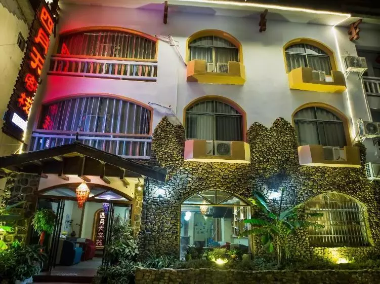 Zhangjiajie April Hostel