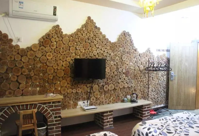 Zhangjiajie April Hostel