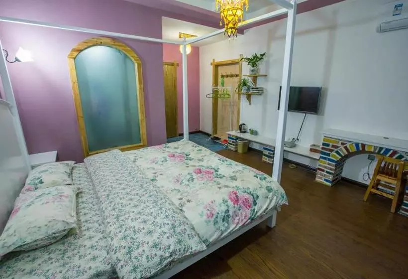 Zhangjiajie April Hostel