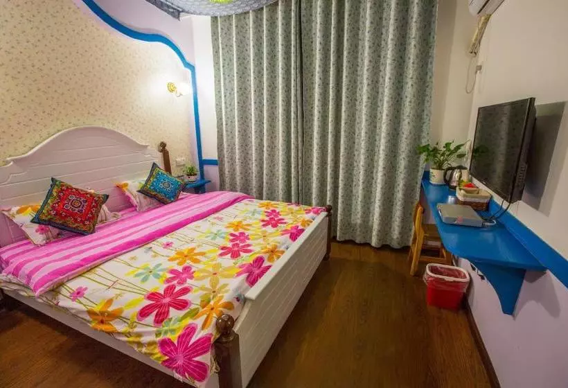 Zhangjiajie April Hostel