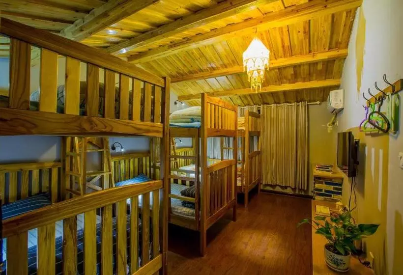 Zhangjiajie April Hostel