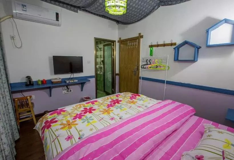 Zhangjiajie April Hostel