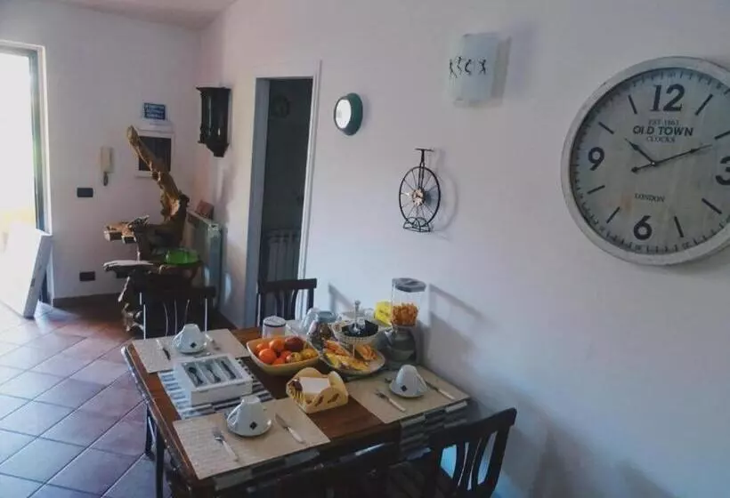 تختخواب و صبحانه Clock S House