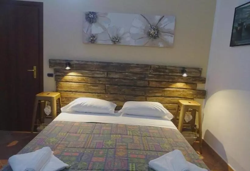 تختخواب و صبحانه Clock S House